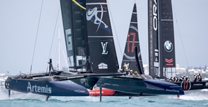 Artemis Racing mot Oracle Team USA. Foto: Sander van der Borch.